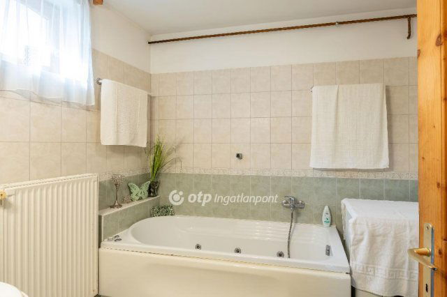 Eladó családi ház, Felsőpáhokon 150 M Ft, 9 szobás