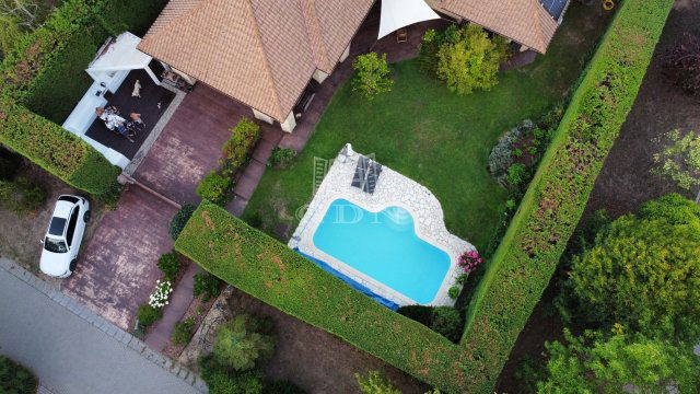 Eladó családi ház, Mogyoródon 300 M Ft, 5 szobás