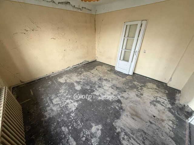 Eladó családi ház, Tiszakécskén 8 M Ft, 3 szobás