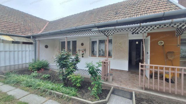 Eladó családi ház, Jászberényben 38.5 M Ft, 3+1 szobás