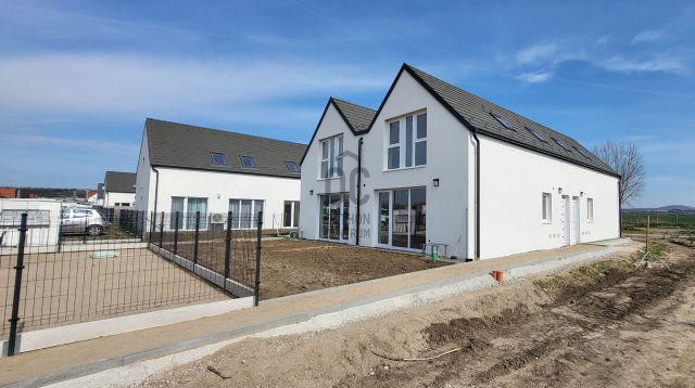 Eladó ikerház, Vácon 75.9 M Ft, 3 szobás / költözzbe.hu