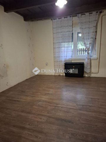 Eladó családi ház, Turán 26.8 M Ft, 2 szobás