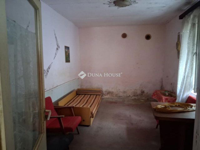 Eladó családi ház, Karádon 11.9 M Ft, 2 szobás