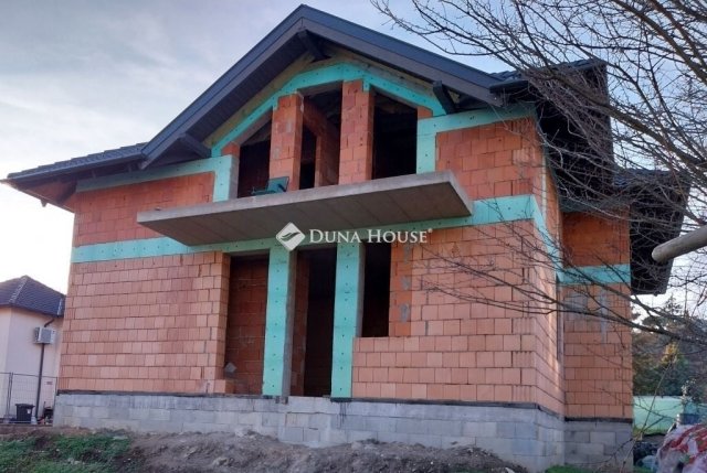 Eladó családi ház, Szentendrén 300 M Ft, 5 szobás