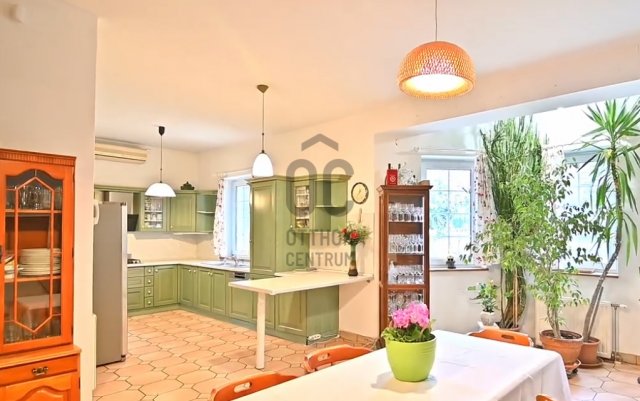 Eladó családi ház, Telkin 560 M Ft, 8 szobás