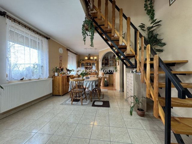 Eladó családi ház, Pusztahencsen 41.9 M Ft, 6 szobás