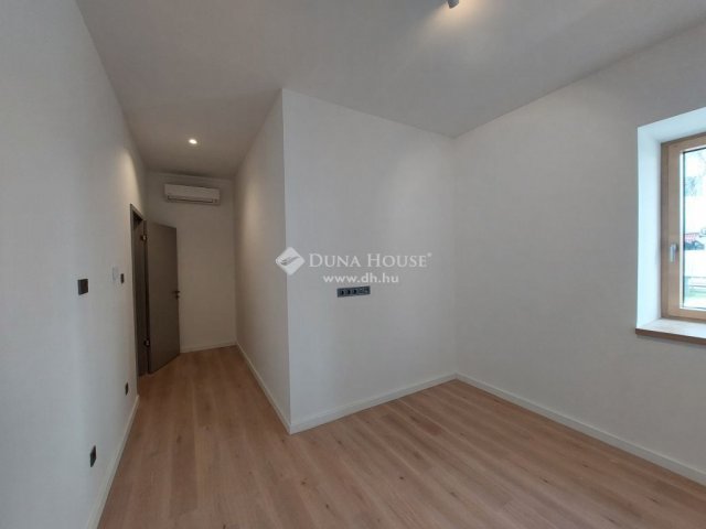 Eladó téglalakás, Siófokon 94.433 M Ft, 2 szobás