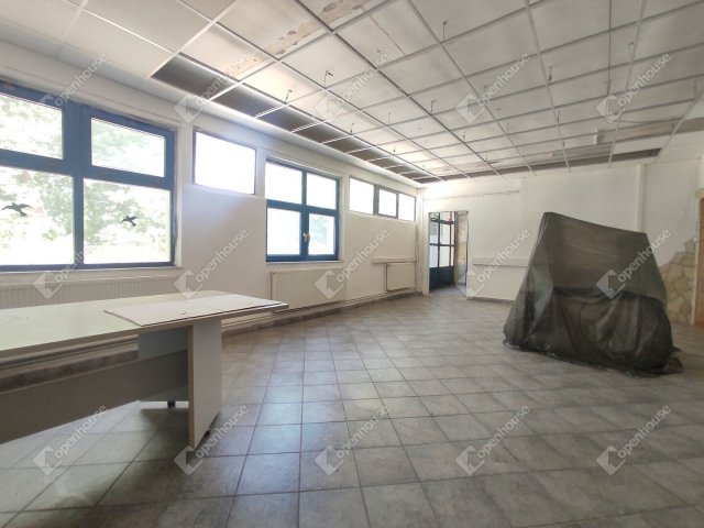 Kiadó ipari ingatlan, Komáromban 2000 E Ft / hó