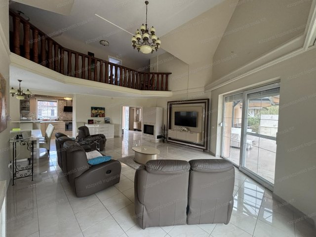 Eladó családi ház, Tatán 332.4 M Ft, 5 szobás