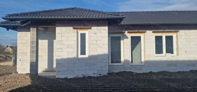 Eladó téglalakás, Cegléden 60 M Ft, 3 szobás