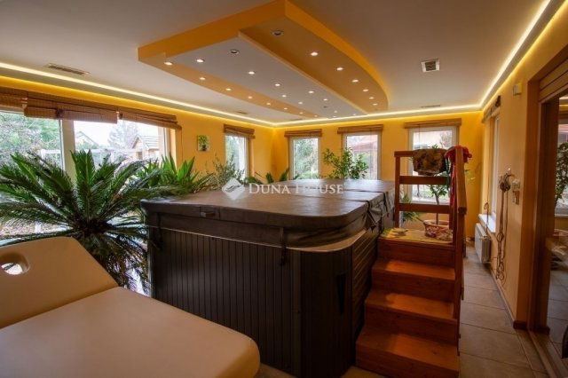 Eladó családi ház, Szegeden 409 M Ft, 6 szobás