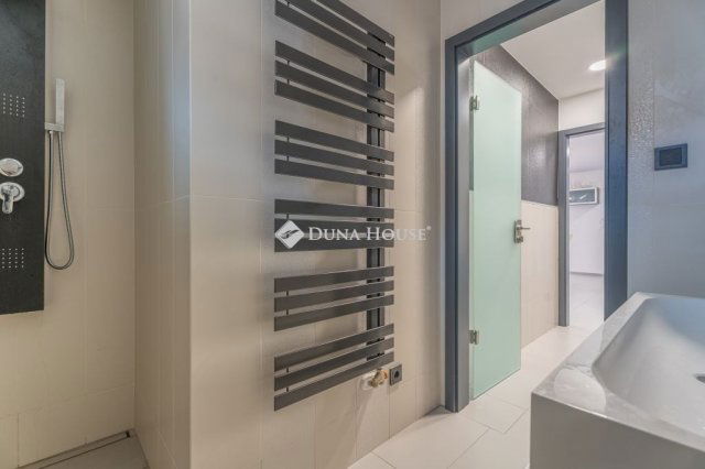 Eladó családi ház, Biatorbágyon 349 M Ft, 8 szobás