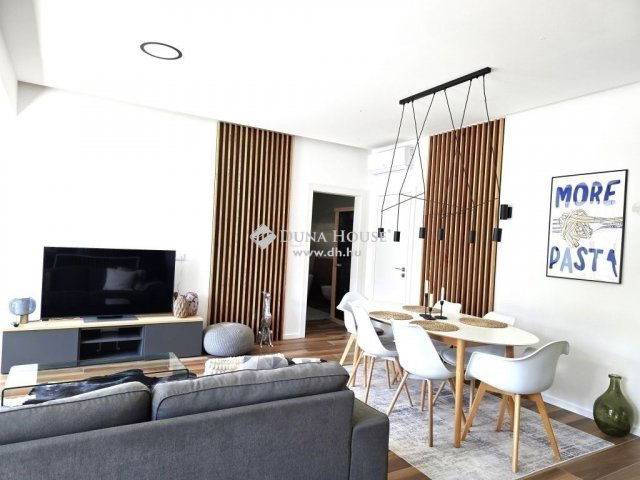 Eladó téglalakás, Pécsett 159.9 M Ft, 4 szobás