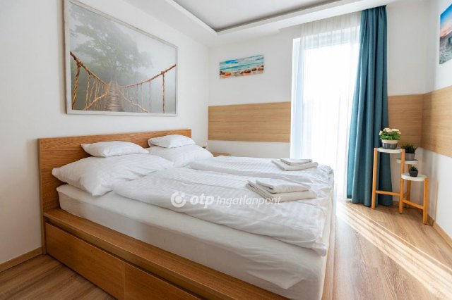 Eladó téglalakás, Balatonkenesén 135 M Ft, 3 szobás