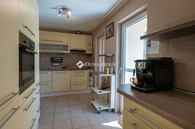 Eladó családi ház, Pécsett 174.9 M Ft, 5+2 szobás