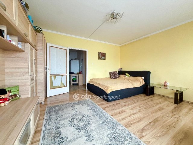 Eladó panellakás, Pápán 31.9 M Ft, 1+1 szobás