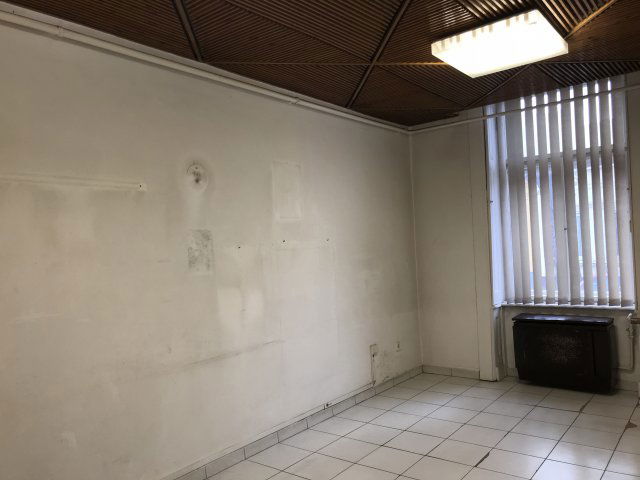 Kiadó üzlethelyiség, Debrecenben 300 E Ft / hó