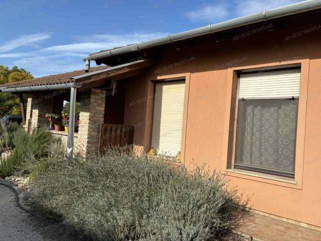 Eladó családi ház, Táborfalván 65 M Ft, 2+3 szobás