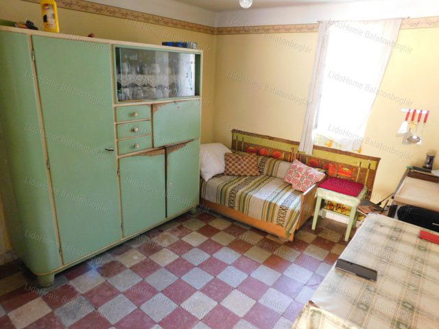 Eladó családi ház, Karádon 12 M Ft, 3 szobás