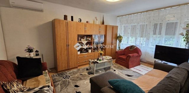 Eladó családi ház, Pécsett 65 M Ft, 3 szobás