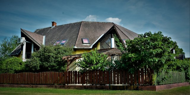 Eladó hotel, Abádszalókban, Őszike utcában 130 M Ft, 13 szobás