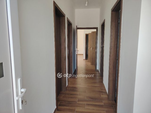 Eladó ikerház, Velencén 99.9 M Ft, 4 szobás