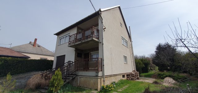 Eladó családi ház, Ajkán 65.9 M Ft, 3+1 szobás