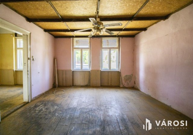 Eladó családi ház, Tótkomlóson 9.99 M Ft, 2 szobás