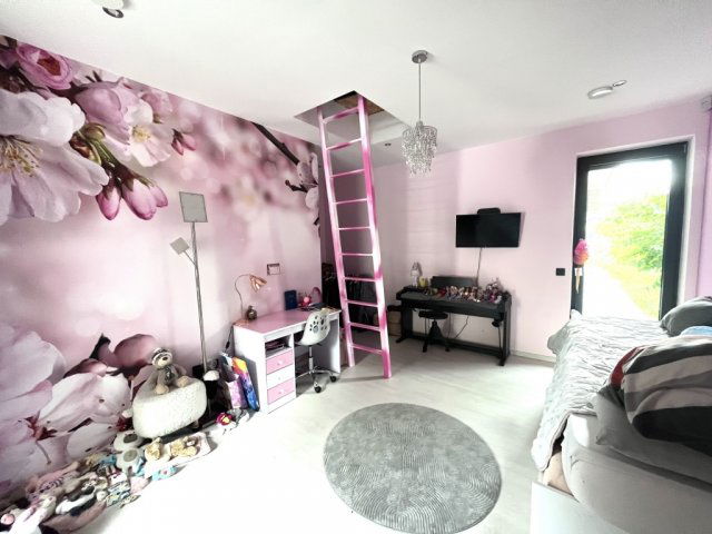 Eladó családi ház, Pécsett 149 M Ft, 5 szobás