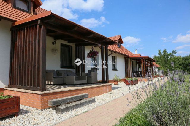 Eladó családi ház, Pornóapátin 606 M Ft, 10 szobás