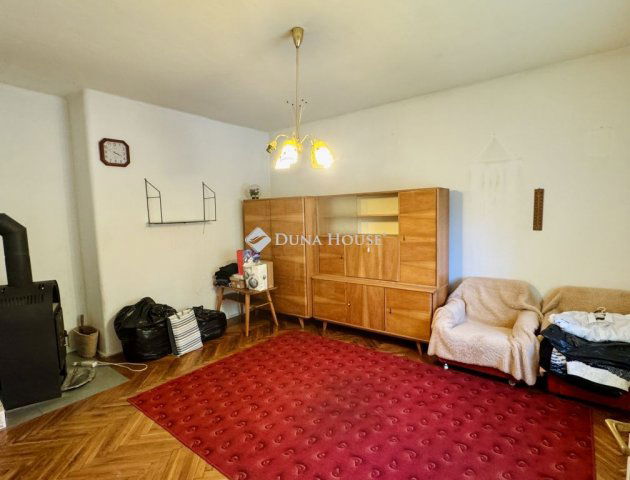 Eladó téglalakás, Komáromban 32 M Ft, 2 szobás