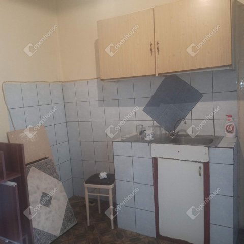 Eladó téglalakás, Szolnokon 9.2 M Ft, 2 szobás