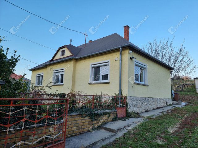 Eladó családi ház, Nyúlon 63.7 M Ft, 2 szobás