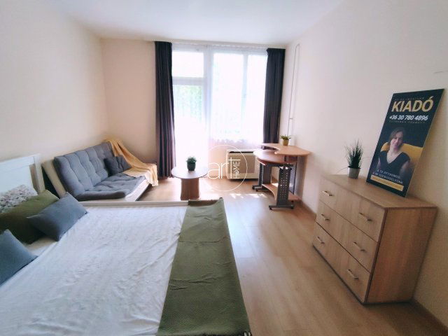 Kiadó téglalakás, albérlet, Szegeden, Nemestakács utcában