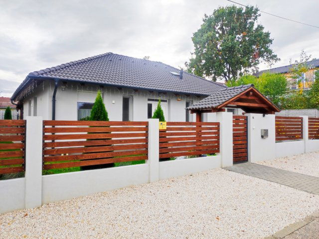 Eladó családi ház, Pécelen 127.9 M Ft, 4 szobás