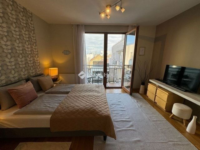 Eladó téglalakás, Budapesten, VI. kerületben 79 M Ft, 1 szobás