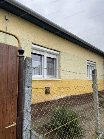 Eladó családi ház, Újszászon 22 M Ft, 2 szobás