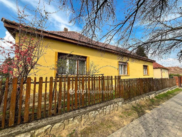 Eladó családi ház, Pápateszéren 19.8 M Ft, 4 szobás