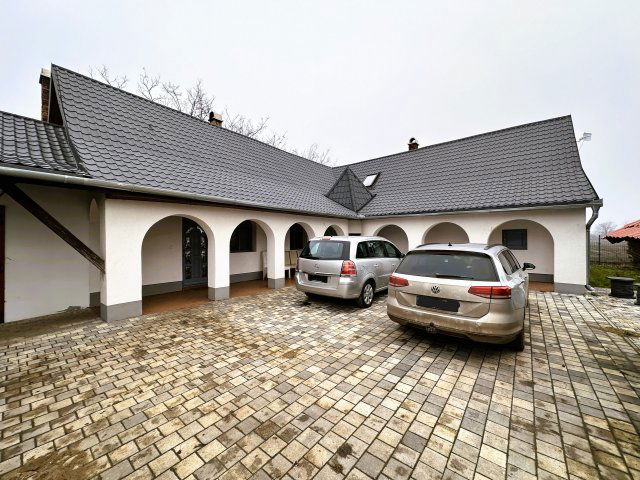 Eladó családi ház, Békésen 150 M Ft, 3 szobás