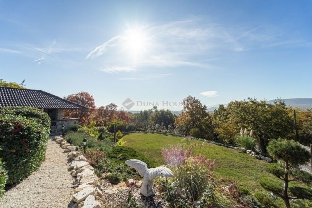 Eladó családi ház, Szentendrén 529.9 M Ft, 6 szobás