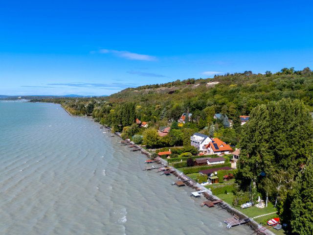 Eladó családi ház, Balatonakarattyán 585 M Ft, 5 szobás
