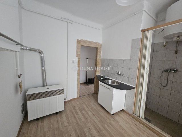 Eladó téglalakás, Lábatlanon 27.5 M Ft, 1 szobás