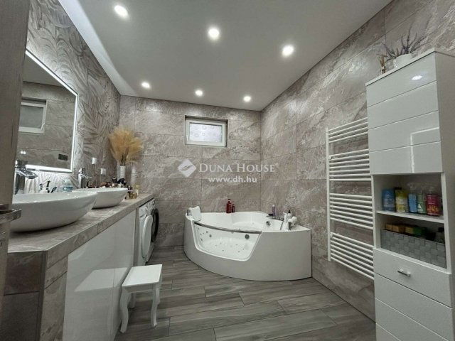 Eladó családi ház, Vecsésen 150 M Ft, 4 szobás