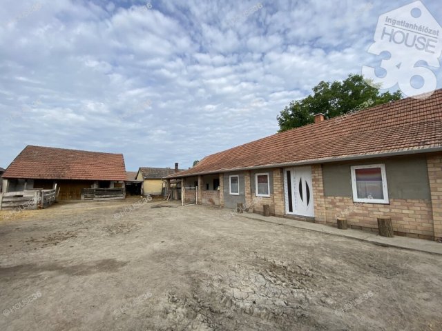 Eladó családi ház, Szabadszálláson 20 M Ft, 2 szobás