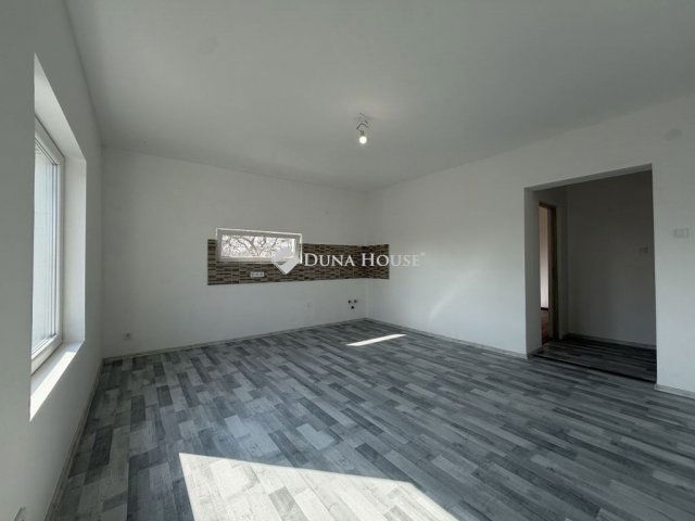 Eladó téglalakás, Vecsésen 74.9 M Ft, 4 szobás