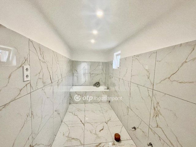 Eladó családi ház, Újszászon 26.9 M Ft, 1+2 szobás
