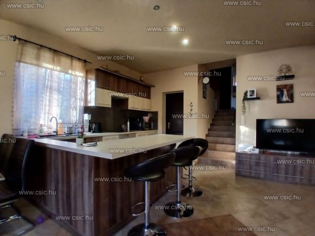 Eladó családi ház, Solymáron 169.9 M Ft, 6 szobás