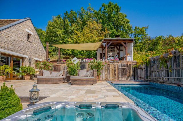 Eladó családi ház, Balatonfüreden, Hóvirág utcában 1350 M Ft