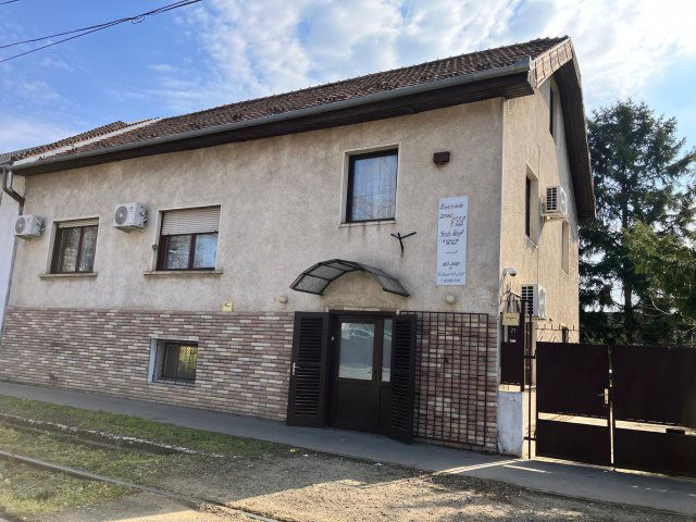 Eladó üzlethelyiség, Budapesten, XV. kerületben, Fő úton