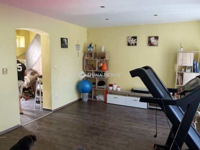Eladó téglalakás, Pécsett 75 M Ft, 4 szobás